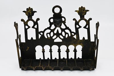 מנורת חנוכה - צפון אפריקה 
מנורת חנוכה פליז יצוק, צפון אפריקה, סוף המאה ה-19 או ראשית המאה ה-20 