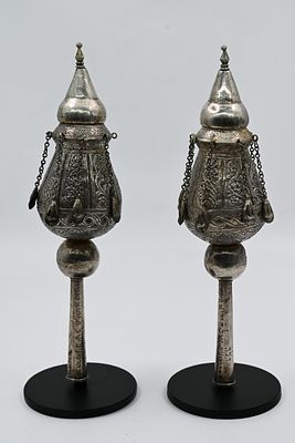 זוג רימונים - פרס-כורדיסתאן 
זוג רימונים כסף רקוע. פרס-כורדיסתאן, סוף המאה ה-19 
זוג רימונים 