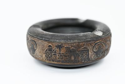 מאפרה "אבן ים המלח" חרוטה, ארץ ישראל. סוף המאה ה-19, מעוטרת בעבודת חריטה בדמות מוטיבים צמחיים 