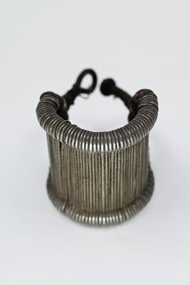 צמיד כסף הודי עתיק, ראג'סטאן, עבודת חוליות של חוטי כסף מולבשים על חוטי כותנה מלופפים יחד עבים 