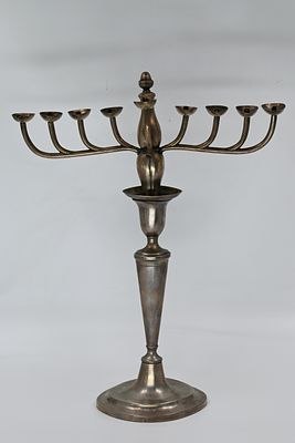 מנורת חנוכה זקופה מכסף – דנמרק, המאה ה-18 
מנורת חנוכה מכסף זקופה, חתום, תוצרת גורג' וייזל 