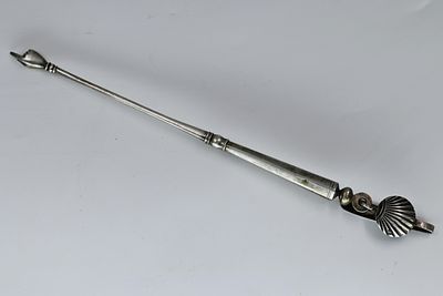 "יד" לספר תורה – הולנד, 1817 
"יד" לספר תורה. כנראה אמשטרדם, הולנד, 1817. 
כסף (חתום, חותמות 