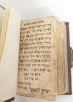 סידור תפילה נוסח אשכנז הכולל תפילות ימי החול שבת והחגים. כריכה מעור. המאה ה18. ונציה, איטליה. 