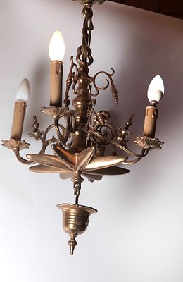 מנורת שבת לתלייה (יודנשטרן) מפליז, המאה ה-19. עם קערית נטף, קערית עם שמונה בזיכים, ארבעה קנים 