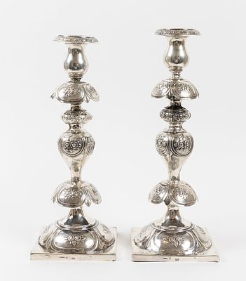 זוג פמוטים גדולים לשבת, עשויים כסף. פולין, המחצית השנייה של המאה ה-19. 
זוג פמוטי כסף עתיקים 