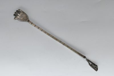 "יד" לספר תורה, איראן או אוזבקיסטן. "יד" בעלות כף יד רחבה ושטוחה עם כיתוב:"זאת התורה 