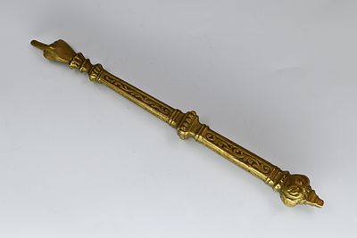 "יד" לספר תורה עשויה ברונזה. אוסטרו-הונגריה או פולין, 1900 בקירוב. 
יד גלילית הולכת ומתרחבת 