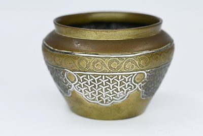 כד פליז תוצרת אלפרד זלצמן, ירושלים, עם שיבוץ כסף בטכניקת דמשק. גובה:7 ס' חתום