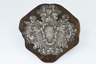 נרתיק כסף לקמע – איטליה, המאה ה-19. 
נרתיק לקמע. ונציה, איטליה, המאה ה-19, כסף רקוע וחקוק (אינו 