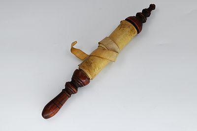 מגילת אסתר – איטליה, המאה ה-19 
דיו על קלף, בפורמט קטן. 
כתיבת סת"ם איטלקית (כתב "וועליש"). 