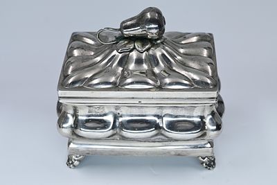 קופסה לאתרוג כסף חתום - פולין המאה ה-19 
קופסת אתרוג מרובעת עשויה כסף, בעבודת יציקה הלחמה הברגה 