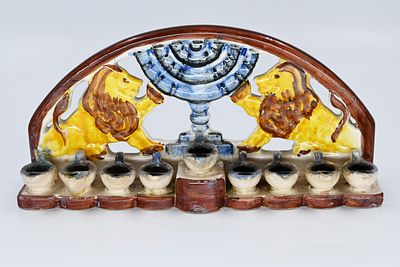 חנוכייה קרמיקה ישראלית 
חנוכייה קרמיקה ישראלית לא שכיחה, תוצרת: פחר. מידה: 12*26 ס'