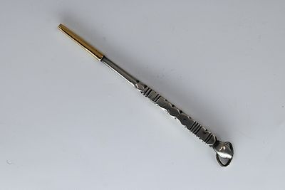 יד לספר תורה מיניאטורי – תימן. 
יד כסף יצוק לספר תורה. תימן, המאה ה-19 
בעלות צורות תימני 