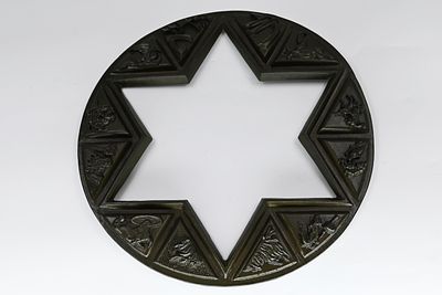 חד-גדיא, משויך ל דוד היינץ גומבל 
תבליט ברונזה לקערת פסח – איורי חד-גדי 
עבודת ברונזה איכותית 