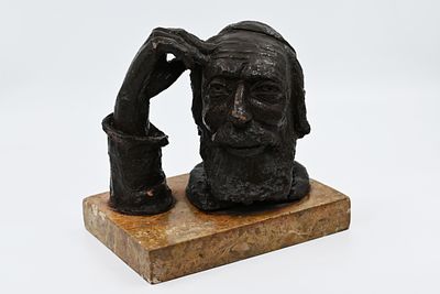 פסל חרס עתיק בדמות רב יהודי 
מוצבת על גבי שיש. הדמות בעלת פאות וזקן בתנוחה חשיבה. חתום. 
