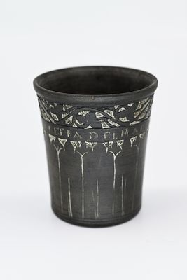 כוס "אבן ים המלח". ארץ ישראל, סוף המאה ה-19. 
אבן ביטומן ("אבן ים המלח") חרוטה. במעלה הכוס טבעת 