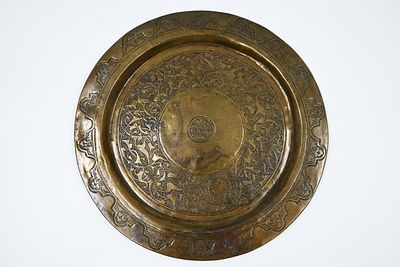 צלחת נחושת, בצלאל 
צלחת נחושת איכותית ונדירה תוצרת בצלאל, 1915 בקירוב. מעוטרת בעבודת חקיקה 