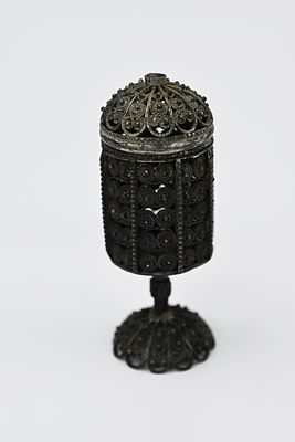 מגדל בשמים מכסף 
מגדל בשמים מכסף בעבודת פיליגרן צפופה ויוצאת דופן, מכסה נפתח, גובה: 8.5 ס'.