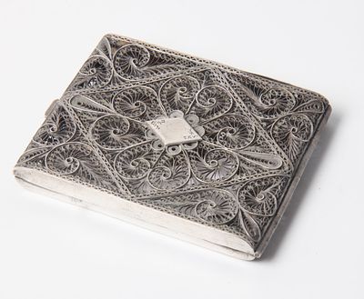 קופסא לסיגריות, בצלאל 
קופסא מרובעת לסיגריות עשויה כסף, בצלאל ירושלם, חתום, מעוטרת בעבודת יד 