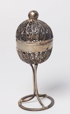 מגדל בשמים בוהמי מכסף 
מגדל בשמים מכסף, בוהמי, חתום, המאה ה-19. מעוטר בעבודת פיליגרן וכדור 