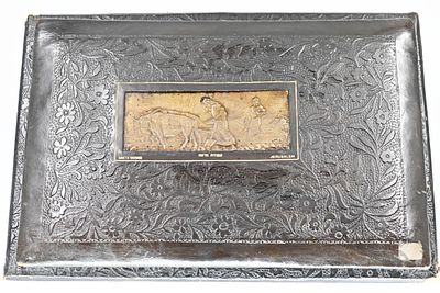 "בצלאל" - תיקיית עור - עבודת אדמה 
תיקיית מסמכים, תוצרת "בצלאל". ירושלים, [שנות ה-20-30]. 
