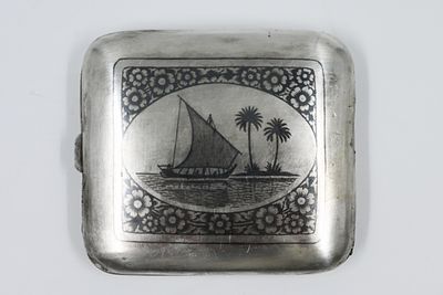 קופסא סיגריות עשויה מכסף, עירק, סוף מאה ה-19, מעוטרת בעבודת ניילו שחור בשני צדדיה באיורים של 