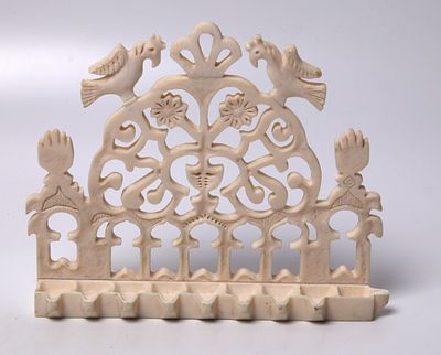 חנוכיית גילוף - עשויה ש-נ-ה-ב , מעוטרת בעבודת יד פתוחה בסגנון חנוכייה מרוקאית. מידות:אורך 10.5 