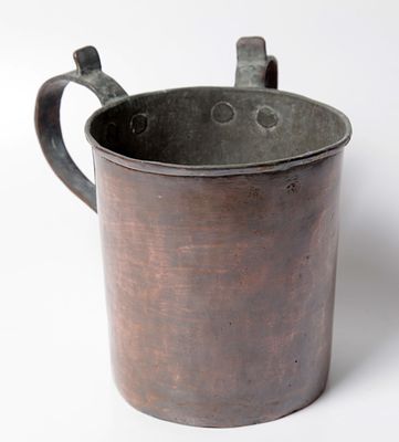 כלי לנטילת ידים (נטלה) מנחושת. המאה ה-19. אירופה. בעל שתי ידיות. גובה:14.5 ס'.