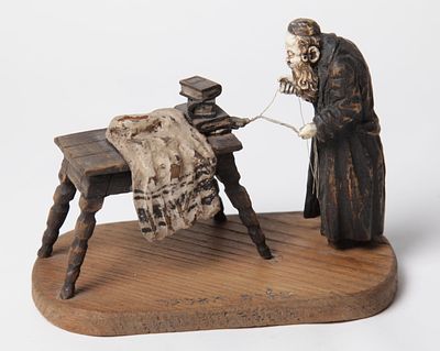 נדיר ויוצאת דופן עבודה מיניאטורית מעץ עם שילוב החומר הלבן . אוסטריה, מאה ה-19, עם כיתוב: "טלית 