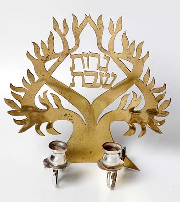 פמוטים לשבת קודש שילוב כסף ונחושת, עבודת אומן, גב הפמוטים מעוטרים בעבודה פתוחה בצורת עץ וענפים 