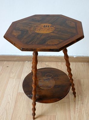 שולחן עץ זית ירושלמי, תחילת המאה ה-20, מעוטר בעבודת יד מרקטרי בתיאור הכותל המערבי עם כיתוב 