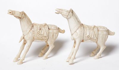פסלים בדמות סוסים, עשויים אייבורי, סוף המאה ה-19, מעוטרים בעבודת גילוף בדוגמאות, מצב טוב 
