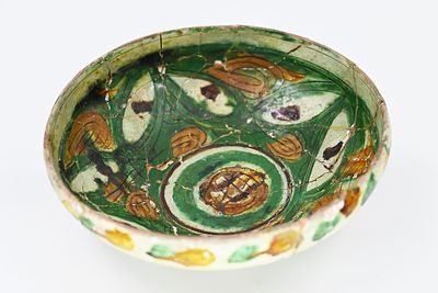 קערת קרמיקה פרסית עתיקה 
קערת קרמיקה פרסית, המאה ה-12 בקירוב, נישפור, איראן. גובה: 6.5 ס'. קוטר 