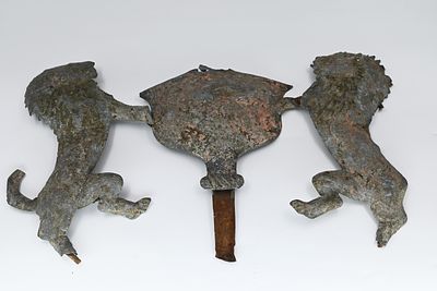 זוג אריות לארון קודש ברזל מצופה גליציה, ראשית המאה ה -19. 
זוג אריות שעיטרו ארון קודש בבית 