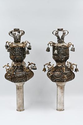 זוג "רימונים" גדולים ומרשימים לספר תורה – אירופה ראשית שנות ה-20 זוג "רימונים" לספר תורה. כסף 