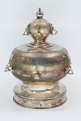 כתר תורה עשוי מכסף. ישראל. מעוטר בעבודה נקייה וחלקה בעיטורי פעמונים סביב, משקל: 1582 גרם. גובה 