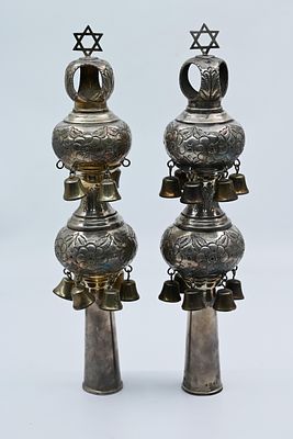 זוג רימונים אנגליים לספר תורה מכסף. 
זוג רימונים אנגליים לספר תורה מכסף סטרלינג, לונדון, 1918. 