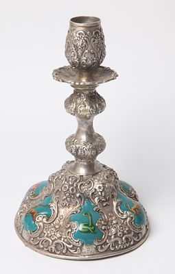 פמוט מכסף, גרמניה 
פמוט מכסף, גרמניה, חתסוף המאה ה-19, מעוטר בעבודת יד ציור אמייל בתנור, עבודה 