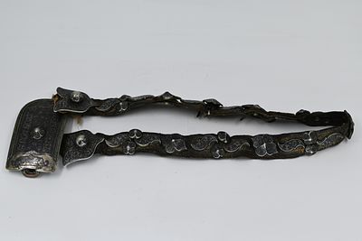 חגורה. אזור הקווקז, דרום מערב אסיה, [ראשית המאה ה-20]. עור וכסף, בעבודת ניילו, מורכבת מחלקי כסף 