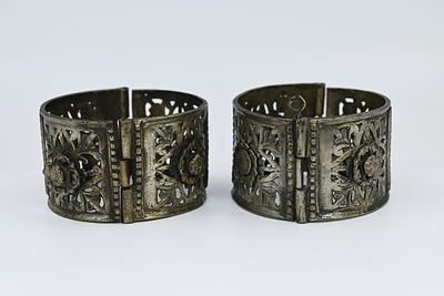 זוג צמידי כסף מקודחים – אלג'יריה 
זוג צמידים עשויים כסף בעבודת קידוח. אלג'יריה, המחצית הראשונה 