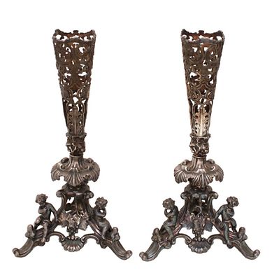 זוג וואזות יוקרתי. פליז עם ציפוי כסף. אנגליה. 1890. 
זוג ואזות יוקרתי ומפואר. עבודת יציקה. 