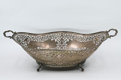 סלסלת כסף 800, מעוטרת בעבודת ניסור 
סלסלה גרמניה ישנה ויפה, מסוף המאה ה-19, עשויה כסף 800 
