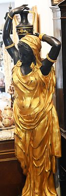 פסל ברונזה גדול ממדים 
פסל ברונזה גדול ממדים ומרשים יושב על בסיס אבן שחור, מעוצב בדמות נערה 