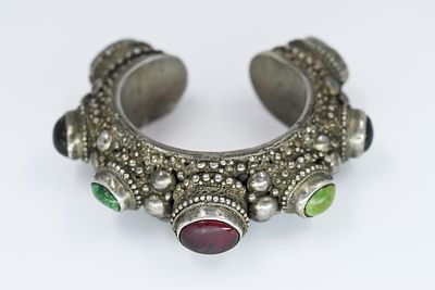 צמיד מצופה כבסף ואבנים יקרות נדיר ומאסיבי, טורקמניסטן/אפגניסטן, המאה ה-18 
מורכב כמקשה אחד 