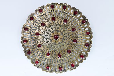 עיטור חזה עשוי מכסף משובץ באבני חן אדומות, טורקמני, מאה ה-19. קוטר 17 ס'. משקלו 197 גרם. מקור: 