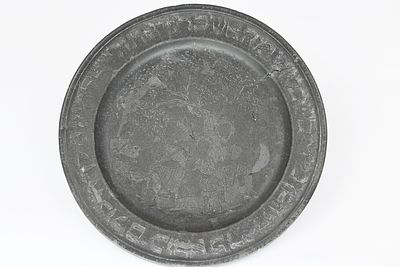 Antique German Havdalah plate. Made of pewter. Early 19th century, decorated with engraving 