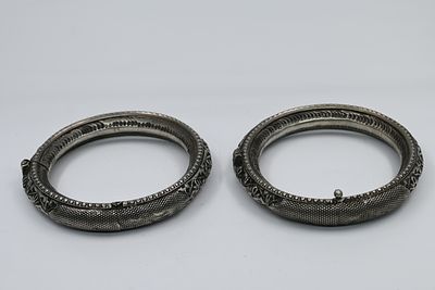 עכסים – צמידי כסף – תוניסיה – עיטורי צמחייה. 
שני צמידים גדולים לאישה – עכסים, לענידה על 