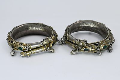 זוג צמידי כסף מרוקאיים מעוטרים באבני זכוכית, סוף המאה ה-19 
זוג צמידים קשיחים לכלה עשויים כסף 