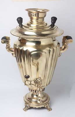 סמובר גדול ומרשים עשוי מפליז, רוסיה, חתום, מאה ה-19, עם ידיות מעץ. מחומם ע"י גחלים. 
מידות: 