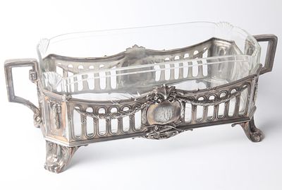 סנטר-פייס מלבני עם זכוכית מצופה כסף, אמפייר, קריסטל תואם ללא צ'יפ. מעוטר בעבודה פתוחה בקווים 